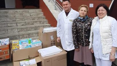 Bild: Hubert Dirnberger Junior
Halina Dirnberger (Mitte) von der "Ukrainehilfe Weiden" bei der Übergabe von Spenden an ein Krankenhaus in der ukrainischen Stadt Sarny.