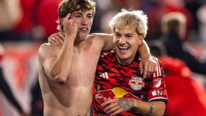 Bild: Eduardo Munoz Alvarez/FR171643 AP/dpa
Um Kiels Neuzugang John Tolkin (r) gibt es Aufregung.