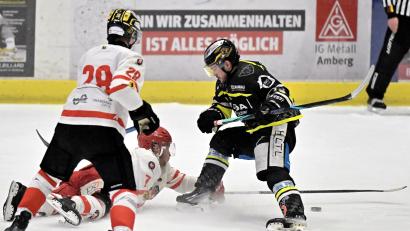Archivbild: Hubert Ziegler
Kapitän Kevin Schmitt (rechts) und der ERSC Amberg müssen in der Eishockey-Bayernliga am Sonntag gegen den ESC Kempten ran.