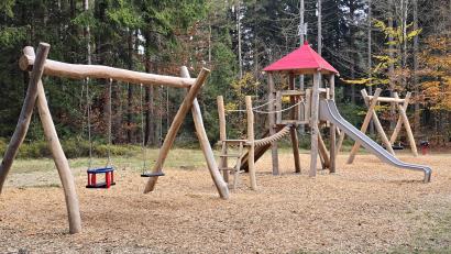 Bild: Thomas Geißler/fph
Der neue Spielplatz am Fichtelsee war eines der Projekte, die über die Bürgerstiftung Fichtelberg im vergangenen Jahr realisiert werden konnten.