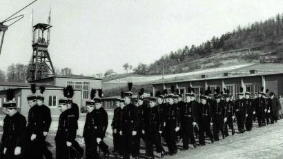 Bild: Archiv Kraus
Am St.-Anna-Schacht formiert sich der Zug der Bergknappen, wahrscheinlich auf dem Weg zur Barbarafeier.