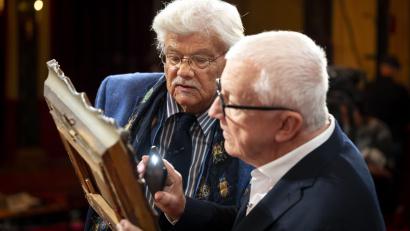 Bild: BR/Ralf Wilschewski
Sie sind Experten für Gemälde und oft bei „Kunst + Krempel“ vor der Kamera: Prof. Dr. Hans Ottomeyer (Kunsthistoriker, München, links) und Dr. Herbert Giese (Kunsthistoriker, Wien). Was gibt es für Indizien?