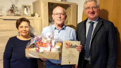 Bild: njn
Anton Hauer (Mitte) feierte vor Kurzem seinen 70. Geburtstag. Dazu gratulierte neben Ehefrau Rosi auch Bürgermeister Johannes Reger.