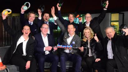 Bild: Kunz
Danke für die Elektrifizierung der Bahnstrecke durch die Oberpfalz undfür den geplanten Lärmschutz. Von links: Fraktionsvorsitzende im Kreistag, Tanja Renner, MdL Tobias Reis, MdB Alexander Dobrindt, CSU-Kreisvorsitzender Stephan Gollwitzer, MdB Albert Rupprecht, CSU-Fraktionschef Benjamin Zeitler, stellvertretende Neustädter Landrätin Andrea Lang, Waldsassener Bürgermeister Bernd Sommer und Tirschenreuther Landrat Roland Grillmeier.