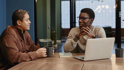 Symbolbild: Seventyfour/Westend61/dpa
Ist 2025 mehr Geld für mich drin? Nachfragen lohnt sich auf jeden Fall, raten Experten.