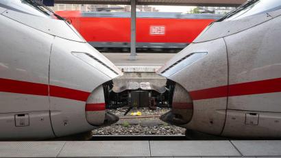 Symbolbild: Peter Kneffel/dpa
Der Mann klammerte sich laut Bundespolizei zwischen zwei Waggons an ummantelten Kabelsträngen fest.