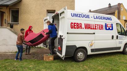 Bild: Michael C. Geiss
Nicht nur bei der Vermittlung von Wohnungen für Flüchtlinge in Amberg und Umgebung hat „Amberg hilft Menschen“ viel geleistet, auch bei den Umzügen packten die BI-Mitglieder neben den Betroffenen oft kräftig mit an.