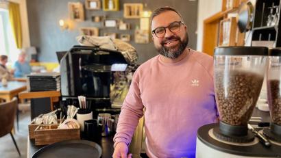 Bild: Gabi Schönberger
Wenn er nicht an seiner geliebten Kaffeemaschine steht, dann ist Ali Kan unterwegs. 2025 stehen einige Veränderungen an, unter anderem zieht das Café "Gschmiert" von Neustadt nach Altenstadt um.