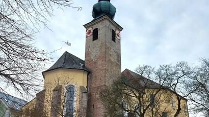 Bild: lg
Die Stützpfeiler an der Ostseite des Chores erinnern an den einstigen gotischen Kirchenbau. Die unterschiedliche Färbung des Sandsteinmauerwerks beim Turm verweist auf dessen Renovierung nach dem Brand vor 250 Jahren.