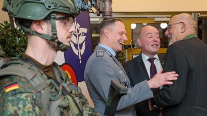 Bild: Wolfgang Steinbacher
Flankiert von einem Soldaten in neuer Ausrüstung begrüßen die Gastgeber des Neujahrsempfangs der Gemeinde Kümmersbruck und des Logistikbataillons 472, Oberstleutnant Martin Hillebrand (Zweiter von links) und Bürgermeister Roland Strehl (rechts daneben) die Gäste in der Schweppermannkaserne - hier Alois Schwanzl, Ehrenbürger der Gemeinde Kümmersbruck.