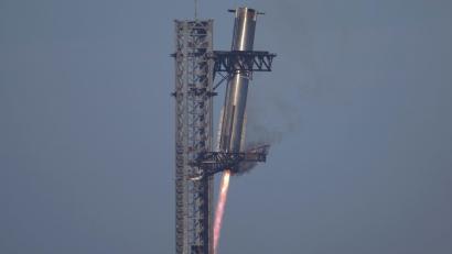 Bild: Eric Gay/AP/dpa
Immerhin gelang es bei dem Testflug aber, die untere Raketenstufe am Startturm im US-Bundesstaat Texas mit Greifarmen wieder aufzufangen.