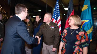 Bild: bö
Die US-Armee richtet ihren Neujahrsempfang heuer in Parsberg aus. Dazu gehört auch das traditionelle "Neujahr-Anwünschen" mit den Bürgermeistern der Truppenübungsplatz-Randgemeinden, hier von Bürgermeister Christan Schmid aus Velburg (links) und dem Kommandeur JMRC Hohenfels, Oberst Christopher Kirkpatrick, mit seiner Frau.