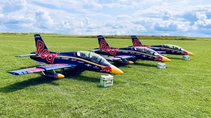 Bild: Tim Stadler/exb
Die Flugmodelle des Red-Bull-Aerobatic-Teams.