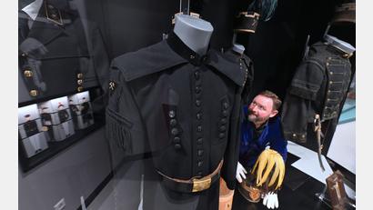 Bild: Hendrik Schmidt/dpa
Kurator Heino Neuber richtet in der "KohleWelt - Museum Steinkohlenbergbau Sachsen" in Oelsnitz bergmännische Paradeuniformen des 19. und 20. Jahrhunderts her. Die neue Dauerausstellung bietet eine Entdeckungsreise durch die Geschichte des sächsischen Steinkohlenbergbaus, der ganz wesentlich für die Entwicklung Sachsens war. Mit einem Festwochenende wird das Museum am 18. Und 19. Januar eröffnet.