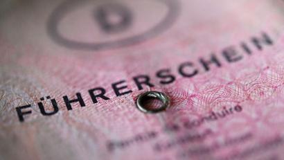 Archivbild: Marijan Murat/dpa
Nicht nur die grauen, auch die rosafarbenen Führerscheine haben ausgedient. Die Umtauschfrist für die Jahrgänge 1971 und jünger läuft jetzt aus.