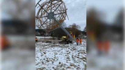 Bild: Nicole Rochelt/exb
Der neue Storchenhorst in Schönsee wird von Bauhofmitarbeitern aufgestellt: Jetzt müssen nur noch die "Mieter" kommen.