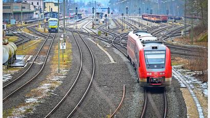 Bild: Florian Miedl/fph
Der Marktredwitzer Bahnhof ist ein Knotenpunkt der Franken-Sachsen-Magistrale. Wichtig ist eine Elektrifizierung der Bahnstrecke Nürnberg-Marktredwitz-Hof. Dazu läuft auch eine Plakataktion.