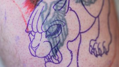 Bild: Rolf Vennenbernd/dpa
In einem Tattoo-Studio in Siegen werden Reichsadler, Hakenkreuze und andere Hass-Symbole kostenlos mit neuen Tattoos übermalt.