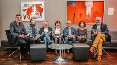 Bild: Michael Golinski, Stadt Amberg
Das Programm 2025 der Stadtgalerie Alte Feuerwache wurde von (von links) Kulturamtsleiter Reiner Volkert, Museumsleiterin Julia Riß, Oberbürgermeister Michael Cerny, Sabine Seberak (Filialleiterin der Sparda-Bank-Filiale Amberg), Michael Gruber (Vorstandsvorsitzender der Sparda-Bank Ostbayern), Kuratorin Michaela Grammer und Kulturreferent Fabian Kern vorgestellt.
