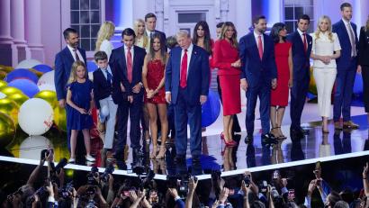 Bild: J. Scott Applewhite/AP/dpa
Donald Trump im Kreise seiner Familie beim Parteitag der Republikaner in Milwaukee. (Archivbild)