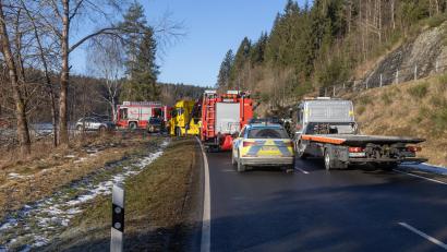 Bild: Roland Wellenhoefer
Abschleppwagen entfernten die demolierten Fahrzeuge vom Unfallort bei Ebnath.