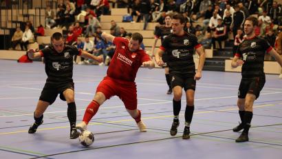 Bild: Dieter Jäschke
Szene aus dem Finale: Der Pfreimder Bastian Lobinger (Zweiter von links) gegen die Rothenstädter Sebastian Götz (links) und Johannes Götz (Zweiter von rechts). Pfreimd siegte mit 2:0.