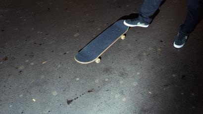 Symbolbild: Gregor Fischer
Ein Mann steht mit seinem Fuß auf einem Skateboard. Foto: Gregor Fischer/dpa/Archivbild