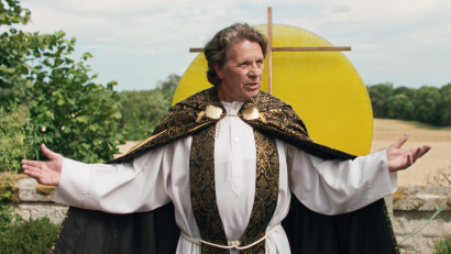 Bild: Stonewood-Film e.V./exb
Der Tirschenreuther Florian Winklmüller kommt im Film "Hundslinger Hochzeit" gleich am Anfang als Dorfpfarrer bei der Beerdigung von Wirtin Rosi groß raus.