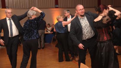 Bild: Hirsch
Die Gäste des Nabburger Stadtballes schwingen fleißig das Tanzbein. Die Tanzfläche in der Nordgauhalle bietet reichlich Platz.