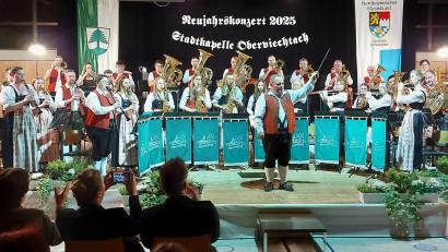 Bild: lg
Exzellent aufeinander eingespielt: Die Stadtkapelle begeistert beim Neujahrskonzert in der vollbesetzten Mehrzweckhalle mit ihrer vielseitigen Programmgestaltung.