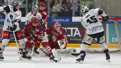 Bild: Christine Vincon
Fabian Voit (rechts) trifft in dieser Szene zum zwischenzeitlichen 2:1 für die Blue Devils Weiden. Am Ende siegte der Aufsteiger mit 3:2 beim EV Landshut.