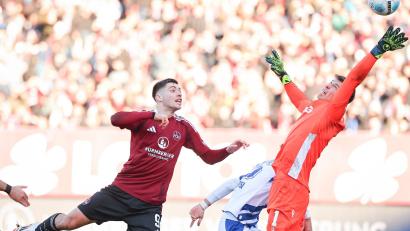 Bild: Daniel Karmann/dpa
Nürnbergs Stefanos Tzimas köpft den Ball ins KSC-Tor.
