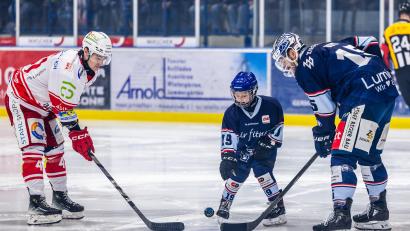 Bild: Tobias Neubert
Die Puck- und Fahnenkinder aus dem Kader des 1. EV Weiden benötigen für die Spiele der Blue Devils Weiden keine Eintrittskarten.