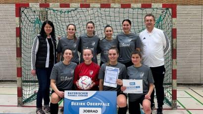 Bild: Kerstin Costa/exb
Die Fußballerinnen des 1. FC Schwarzenfeld sicherten sich den Titel des Futsal-Bezirksmeisters.