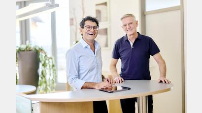 Bild: Eva Wöckl
Amir Namazi (links) und Dr. Matthias Hofmann verfolgen in der orthopädischen Privatpraxis einen Behandlungsansatz, der den Menschen in seiner Ganzheit sieht und dabei schulmedizinische und komplementäre Ansätze berücksichtigt.