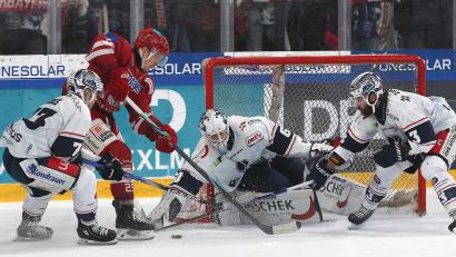 Bild: Christine Vincon
Der Fels in der Brandung: Felix Noack (Zweiter von rechts) war am Sonntagabend im Tor der Blue Devils Weiden kaum zu bezwingen. Mit tollen Paraden rettete der 20-Jährige den 3:2-Sieg beim EV Landshut.