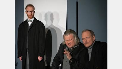 Bild: Landestheater Oberpfalz/exb
Was ist Kunst? Henning Kallweit, Jens Ulrich Seffen und Alexander Kuchar (von links) streiten erbittert über ein Gemälde.