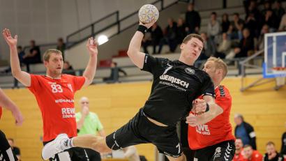 Bild: Güenter Uschold
Jannik Uschold (Mitte) und der HV holten mit dem 30:30 beim TB Roding einen Punkt.