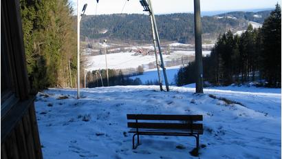 Bild: bkr
Eine Sitzbank bei der Bergstation lädt Wanderer ein, einen Blick in das Punreuther Becken zu werfen.