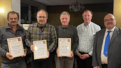 Bild: Josef Glas
Von den Geehrten konnten nur (von links) Johann Bäumler, Ludwig Gürtler und Josef Glas teilnehmen. Pfarrer Ronald Liesaus und Obmann Andreas Zinkl gratulierten.