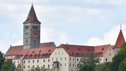 Archivbild: Petra Hartl
Die Klosterburg ist das Wahrzeichen des Marktes Kastl. Gegründet wurde das Kloster im Jahr 1103. Und in dieser Zeit spielt auch das neue Stück "Jenseits der Nacht", das im Juli uraufgeführt wird und künftig im Wechsel mit den bisherigen Schweppermannspielen gezeigt werden soll.