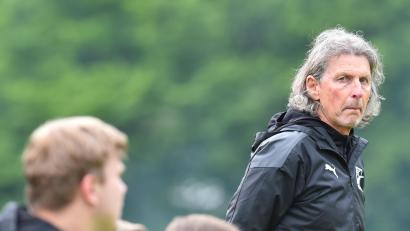 Archivbild: A. Schwarzmeier
Josef Dütsch wird kommende Saison nicht mehr Trainer des FC Weiden-Ost sein, bleibt dem Verein aber in einer anderen Rolle treu.