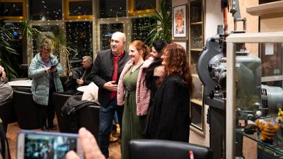 Bild: knz
Seit dem 16. Januar ist Christina Baumer mit ihrem Film "Hundslinger Hochzeit" auf Kinotour. Am Freitag machten sie und ihr Team Halt im Neue Welt Kinocenter in Weiden.