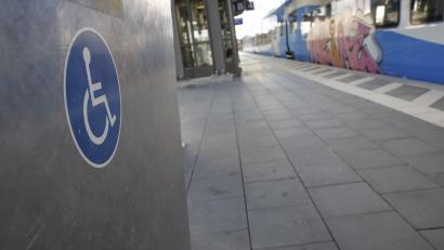 Symbolbild: Daniel Löb/dpa
Bundespolizisten trafen am Hauptbahnhof Regensburg auf einen betrunkenen Rollstuhlfahrer.