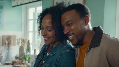 Bild: -/Netflix/dpa
Kat (Rosalind Eleazar) sucht nach ihrem verschwundenen Verlobten Josh (Ashley Walters).