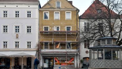 Bild: Petra Hartl
Das Anwesen Marktplatz 8 in Amberg ist eingerüstet, das Juweliergeschäft inseriert seinen Räumungsverkauf. Es tut sich was in der Amberger Altstadt.