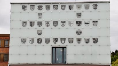 Archivbild: td
An der Fassade des Schwandorfer Landratsamts sind die Wappen des Landkreises und der 33 Kommunen angebracht.