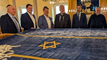 Bild: Wolfgang Würth
Der Vorstand der jüdischen Gemeinde Weiden, Leonid Shaulov,(von links), zeigt den Besuchern Stephan Gollwitzer, Benjamin Zeitler, dem Antisemitismusbeauftragten des Freistaats Bayern, Ludwig Spaenle, Stephan Oetzinger und Pfarrer Alfons Forster den Gebetsraum der Gemeinde.