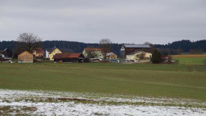 Bild: wel
Das Gewerbegebiet Rottendorf liegt von Niedermurach kommend rechts vor der Ortschaft. Nun beschlossen die Gemeinderäte für den Zwischenbereich zum Ortsrand und das neu geplante Gewerbegebiet die Aufstellung eines einfachen Bebauungsplans für ein Mischgebiet.