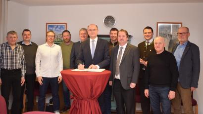 Bild: bnr
Der bayerische Finanz- und Heimatminister Albert Füracker macht sich ein Bild von der Gemeinde Trausnitz und führt mit Vertretern der Gemeinde Gespräche. Zur Erinnerung trägt er sich in das Goldene Buch der Gemeinde ein.